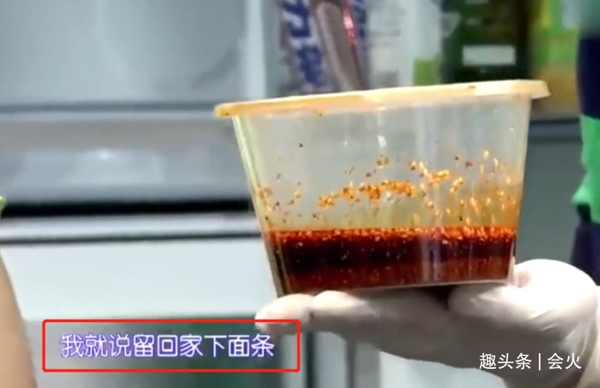 撒貝寧用刀剝蒜！刀面壓蒜手握拳重錘，驚得身旁眾人直呼小心手