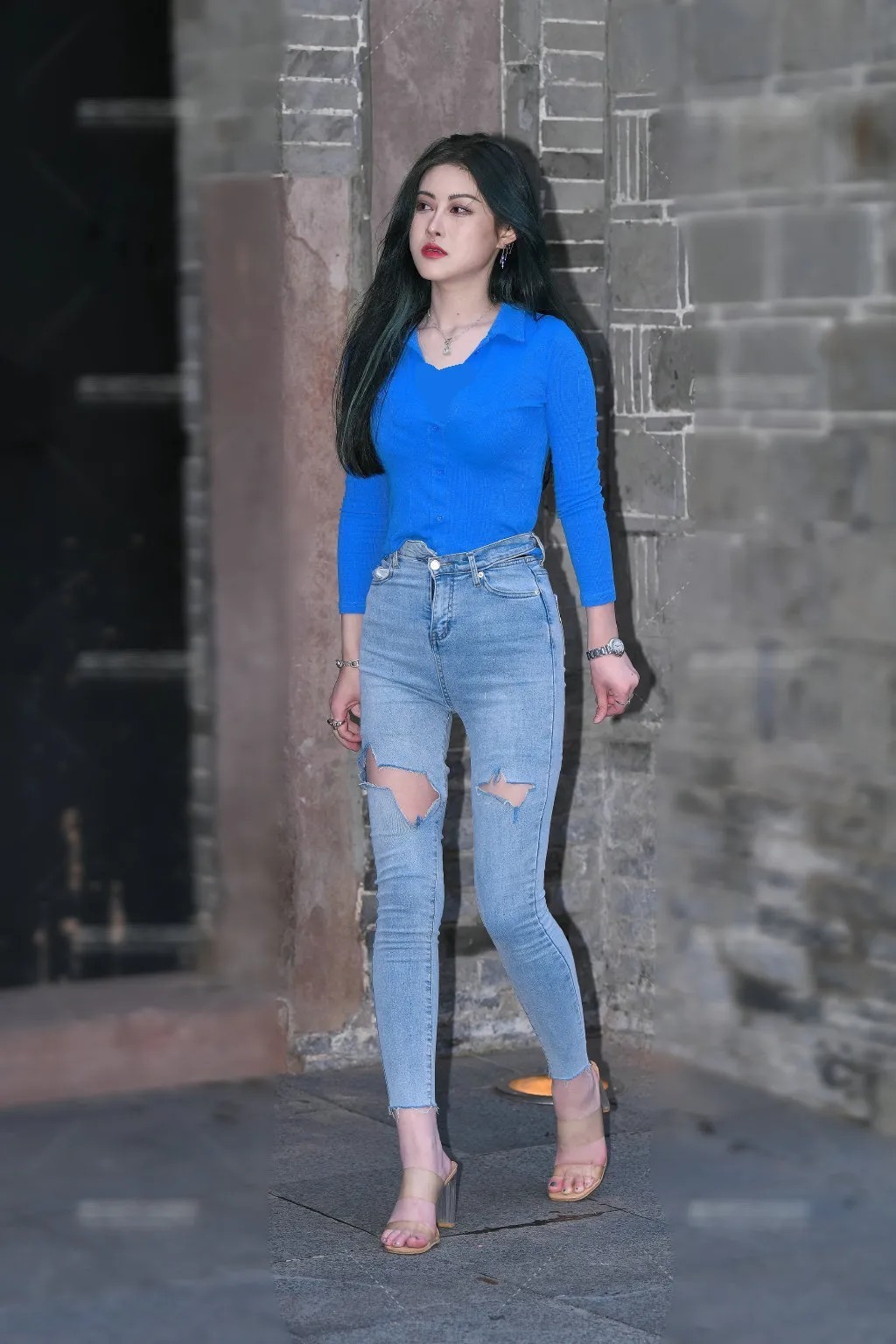 修身 时髦的破洞牛仔裤修身百搭,尽显时尚的潮流范