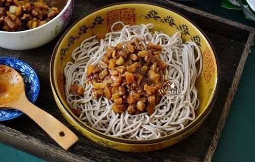 番茄|天热,面条就得这样吃,切个番茄简单一拌,比炸酱面吃得还香