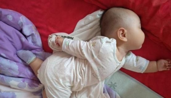 孩子|宝宝“高难度睡姿”火了,妈妈掀开被子一看,网友:嫦娥奔月?