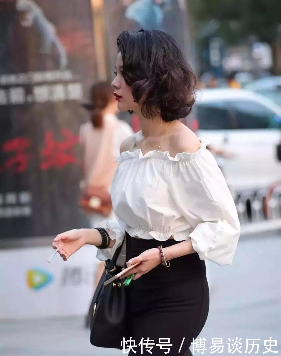 成熟|街拍烈焰红唇,雪肤花貌,穿黑开叉裙成熟姐姐,时髦的大卷发