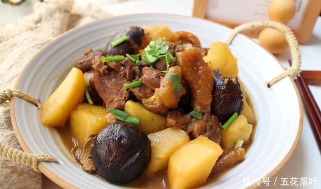 烧土豆|鸡腿烧土豆的做法最典型的家常菜，味道和营养都到位