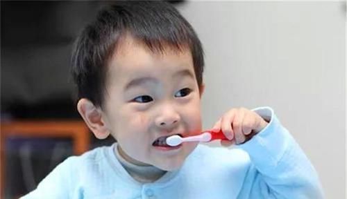 健康|孩子长了一口“鲨鱼牙”,妈妈着急送医,医生:无知害了孩子