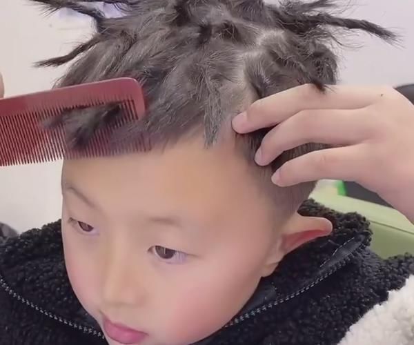 小学生|小学生自己设计了款社会人发型,最后居然让人另眼相看,女生:确实有点小帅