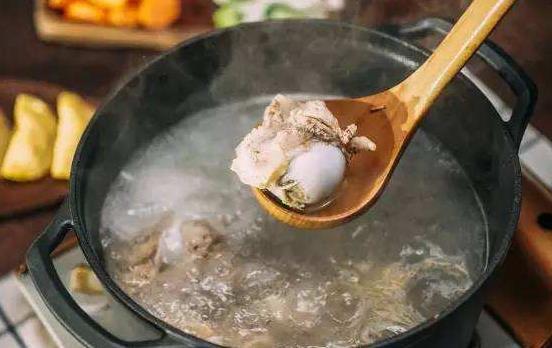 懂得|炖排骨时,调料别放错,懂得“3不放”,汤汁鲜美,没腥味没怪味