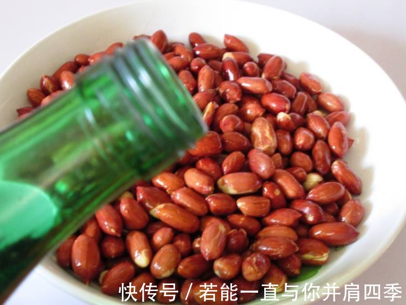 炸花生米时,直接油炸就错了!多做1步,浓香酥脆,放1周也不返潮