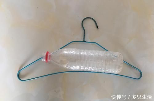 衣架|衣架上挂两个塑料瓶,放在阳台太实用了,解决了家家户户的大难题