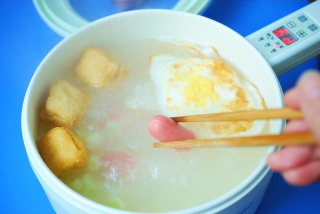 天冷,别亏待自己,给自己煮一碗热乎乎的葱香鸡蛋面,真香啊