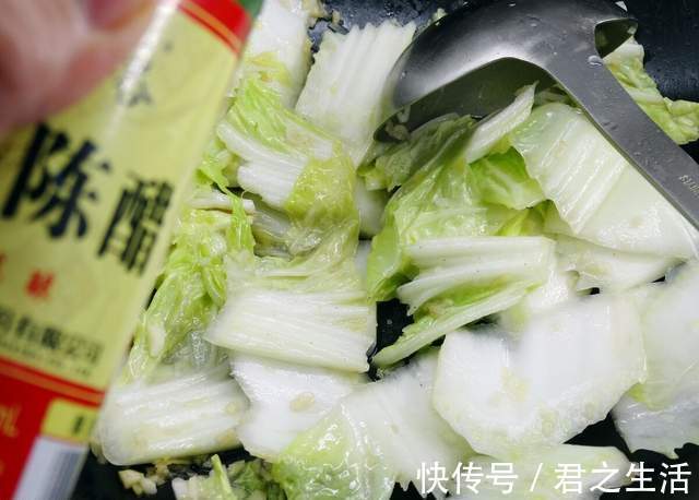 脆嫩|为啥饭店炒的白菜那么好吃大厨教你多做一步，白菜脆嫩又入味