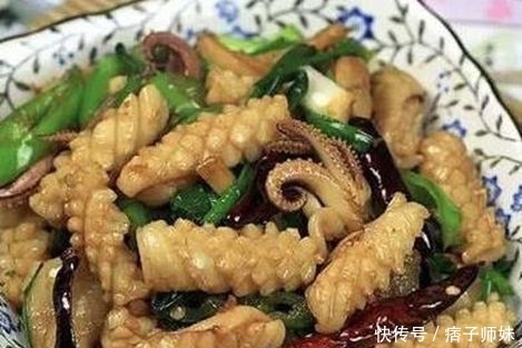 干辣椒|美食推荐:青椒炒鸡蛋、马蹄片炒肉、鸡公煲、姜葱爆鲜鱿的做法