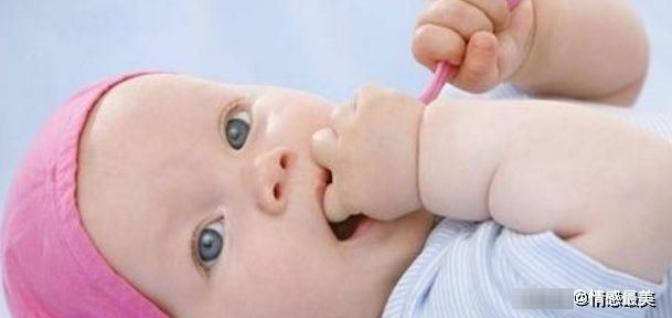 宝宝|宝宝吃手“津津有味”,该怎么办?到这个时期,发现吃手一定要管