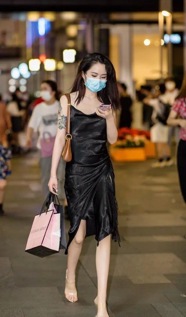 美女|街拍美女:连衣裙穿搭这样好迷人,勇敢追求新鲜感受,微胖穿也很美