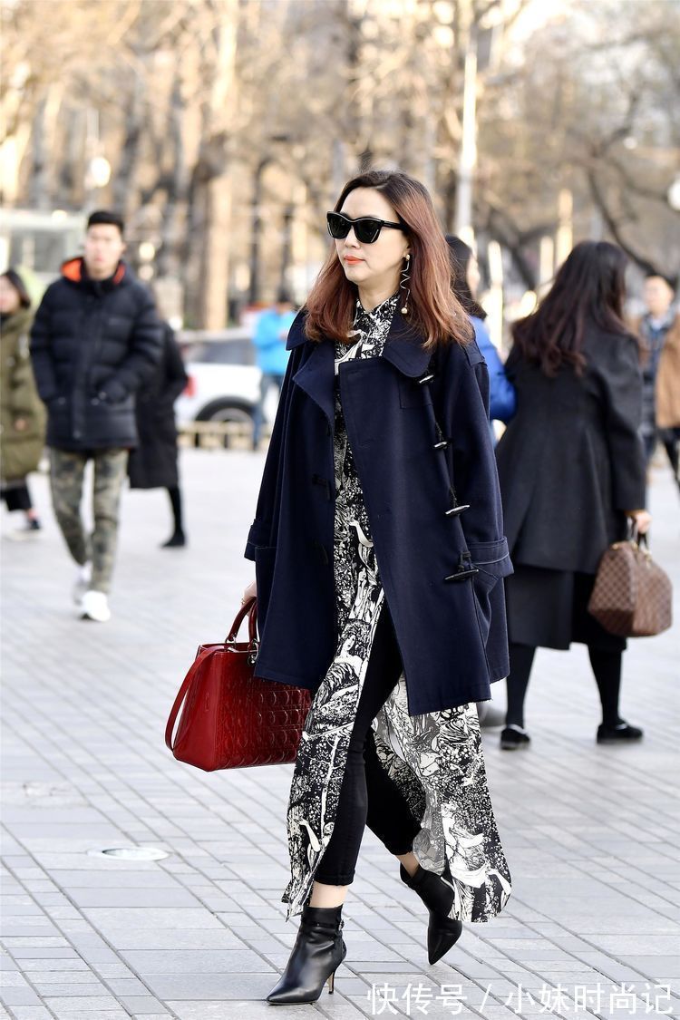 美女 街拍:美女?尖头短靴搭配宽松的裤子,一件米白色风衣,非常个性