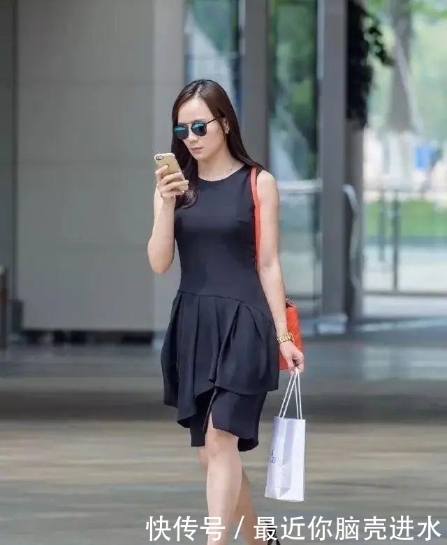 街拍:小姐姐一头短发,扎着一个小小的马尾,看上去青春又俏皮