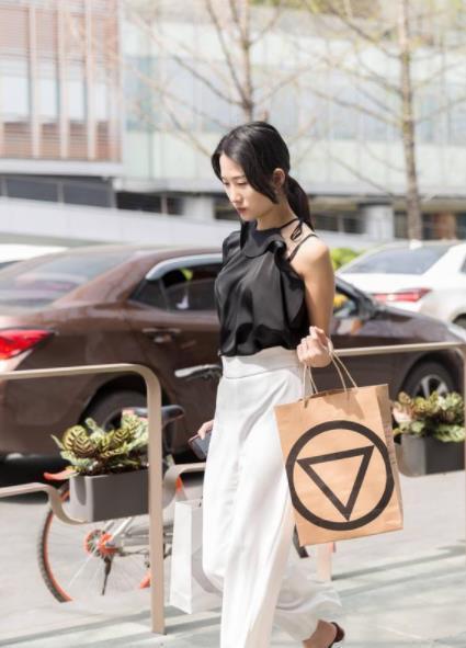 搭配|美女高颜值的时尚搭配,精致的妆容,让人更加难忘