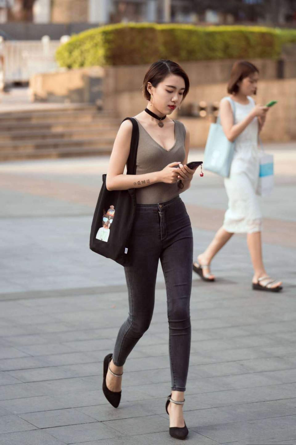 街拍小姐姐粉色印花连衣裙搭配红色小靴子，打造撩人的万种风情