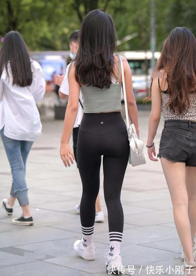 搭配 瑜伽裤的穿搭示范，选对裙型的女生，非常惬意