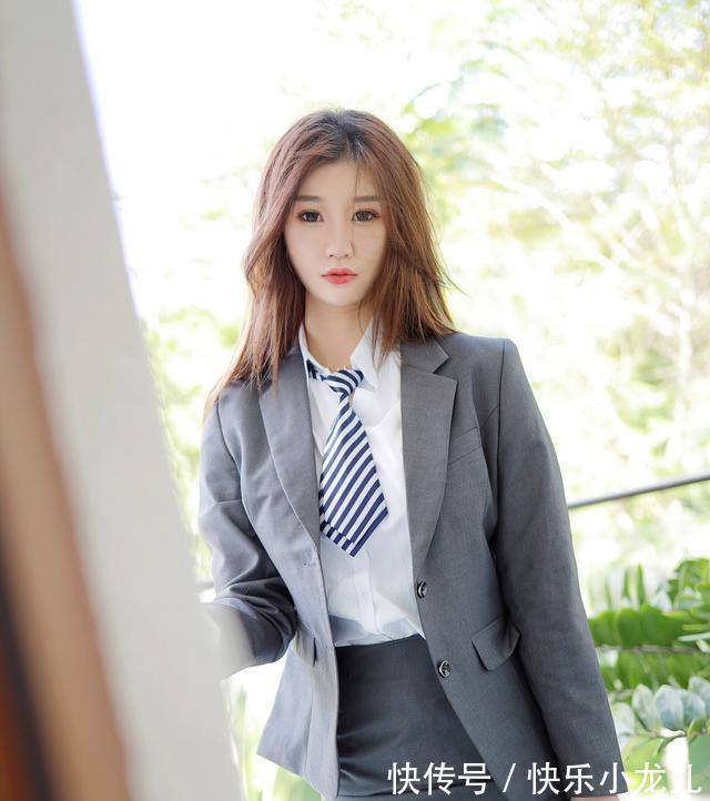 高跟鞋|灰色套装搭配黑色丝袜高跟鞋,精致干练,绽放女性魅力