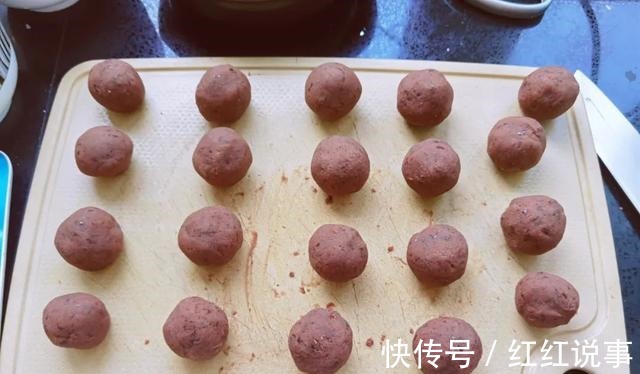 酥皮月饼|中秋来点不一样的,五彩月饼颜值高,酥软不腻味道好!