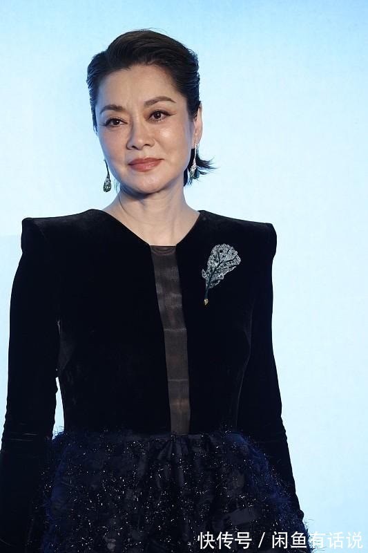 裙装|毛阿敏从容面对衰老，穿黑色长裙梳大背头，皱纹明显气场仍强大