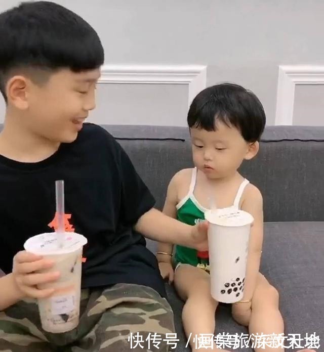小宝|妹妹想喝哥哥的珍珠奶茶,哥哥用笔给妹妹“画”了一杯,妈妈笑翻