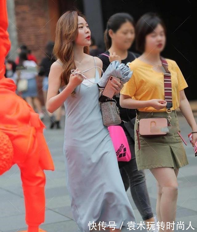 浅蓝色 浅蓝色纯色连衣裙,展现身材曲线,优雅大方的气质!