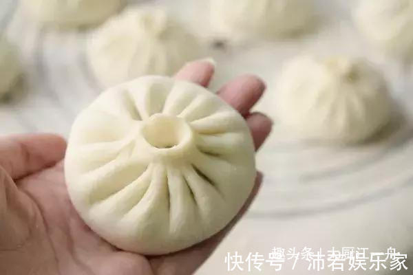 最近蒸包子的这个做法火了,不用醒面,直接上锅蒸,上桌就被抢光
