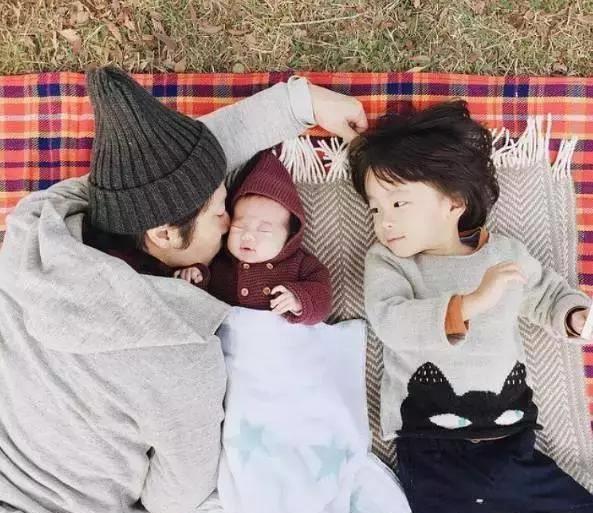 小王|二胎家庭大宝应该跟谁睡?有种选择伤害大,另一种却是最优安排