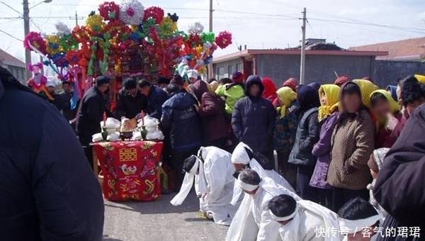 人死后土葬好还是火葬好?北大一位教授一语点出殡葬制度缺陷!
