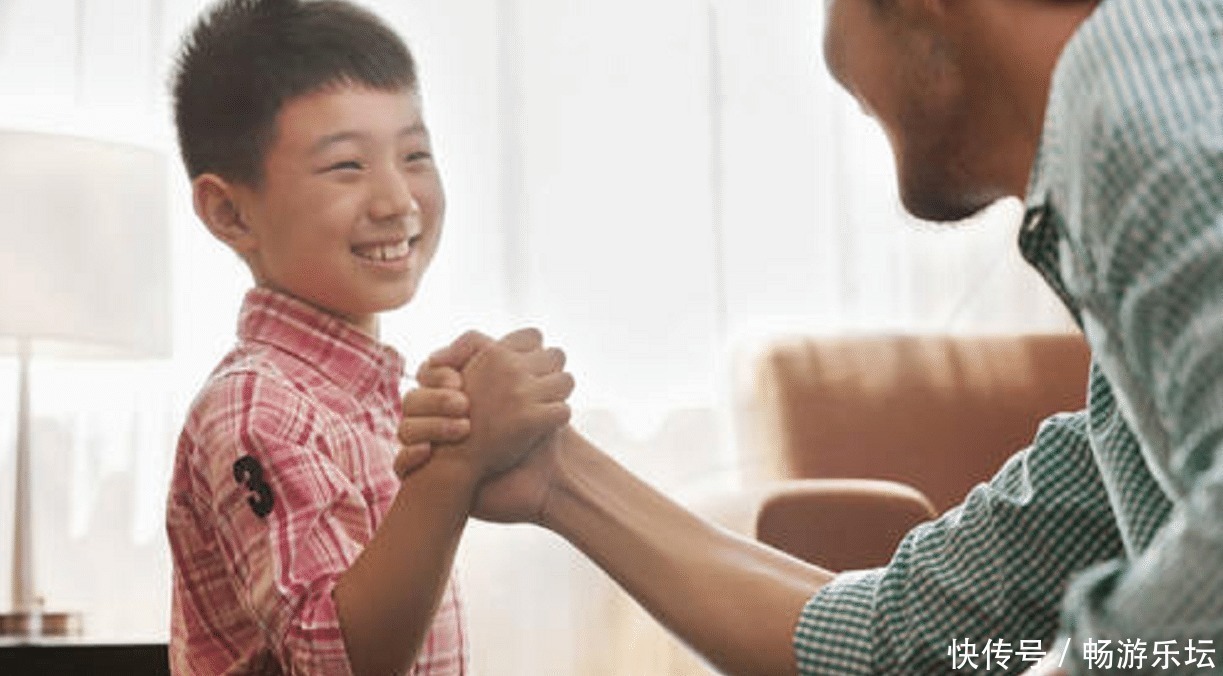 爸爸|“这下可完了!”,爸爸让儿子“抓周”,孩子却径直爬向这东西