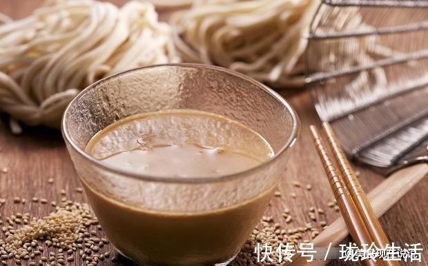 香油|芝麻酱如何调稀,用水还是油?老厨子教你这样做,丝滑细腻味道香