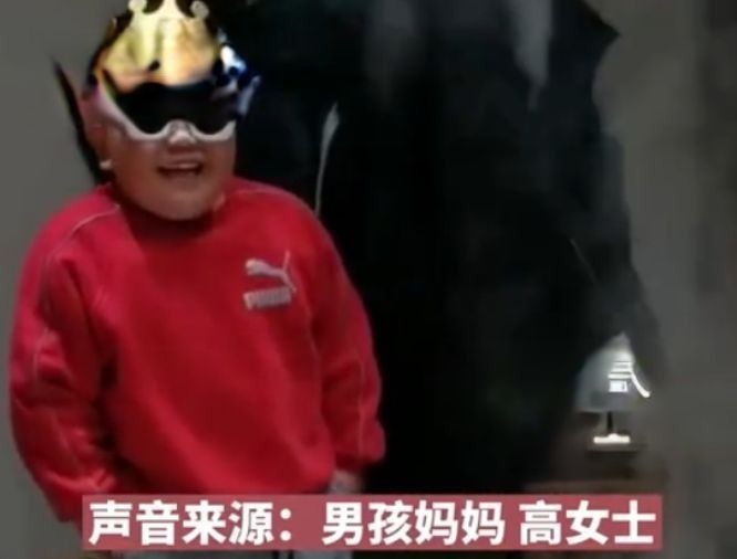 宝宝|6岁男孩在姥姥家洗澡后深夜披被回家,妈妈:黑历史,等他长大看