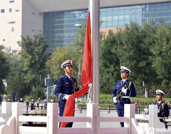 淄博荣耀广场红旗飘扬 热烈庆祝新中国成立72周年|中国红·齐鲁行 | 荣耀广场