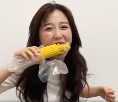 同样是减肥餐,虞书欣吃得开心,七穗边哭边吃,看清食材区别对待