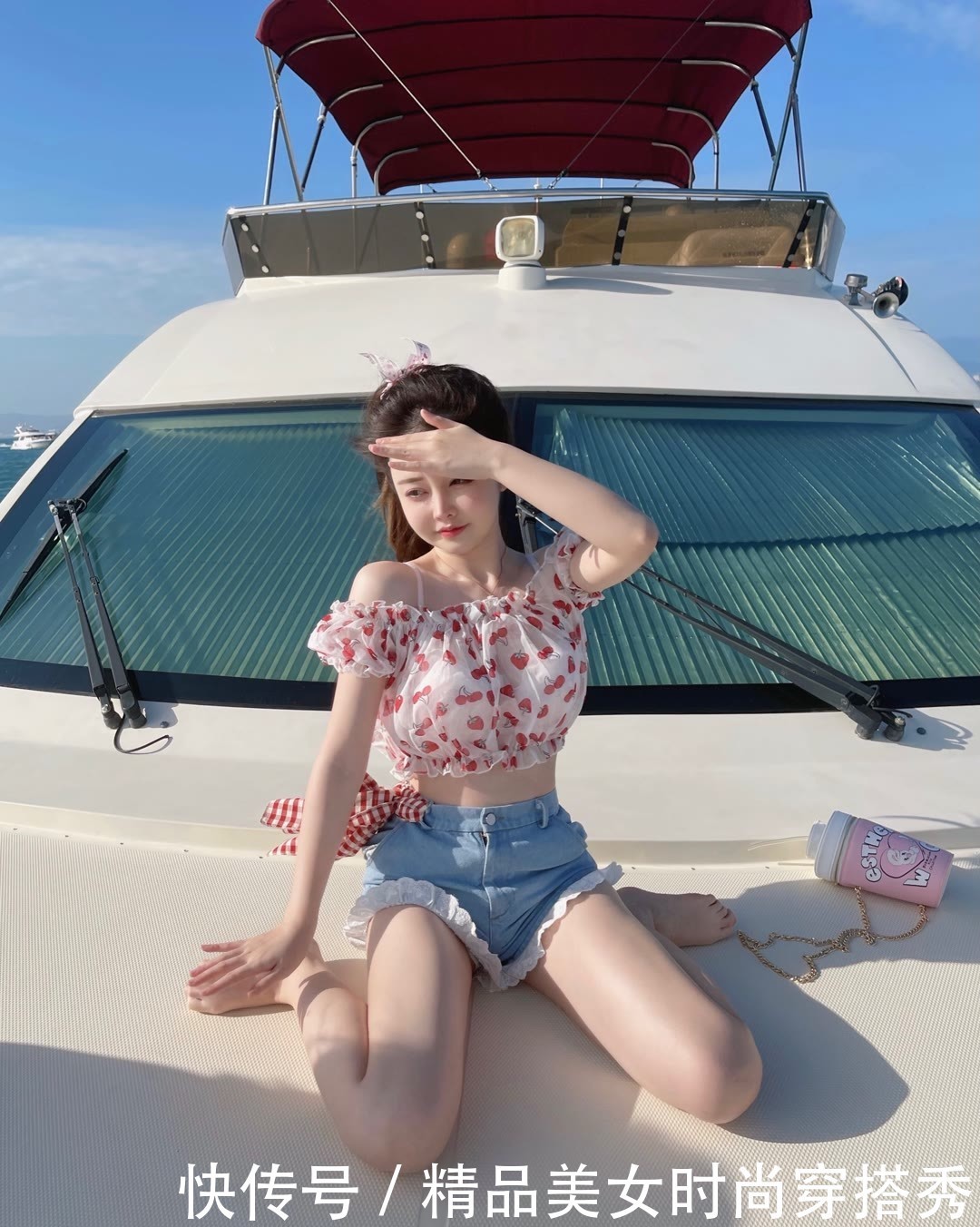 草莓|可爱的超短一字肩草莓上衣搭配蕾丝边牛仔短裤青春时尚美美哒