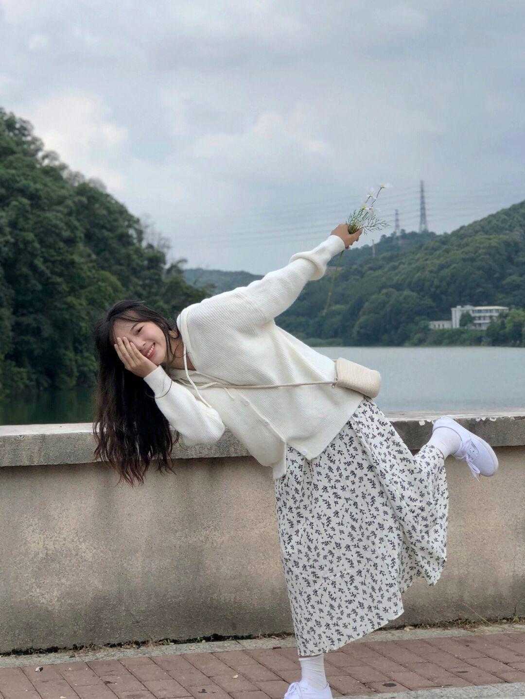 平底鞋|“腿胖”的女生可以尝试这样穿,衬衫搭配半身裙,修身又洋气