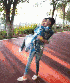 |搞笑GIF:我都不敢这么p,她却敢这么长!