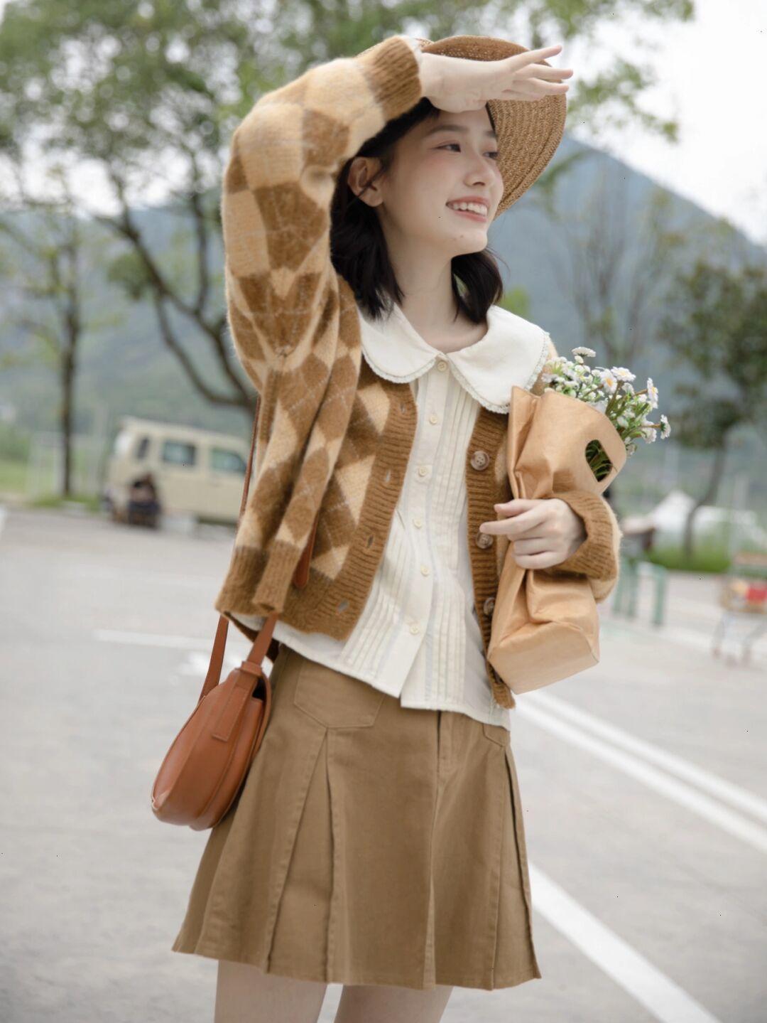 保暖 秋季想要穿出甜美可爱风,一定少不了蓝色针织开衫的搭配!