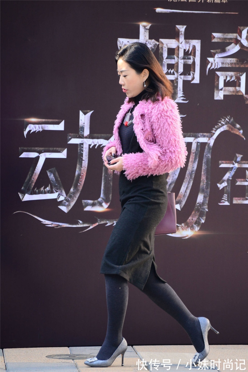 尖头 长裙搭配打底裤,这是到了冬天的穿搭,显瘦还衬托高级感