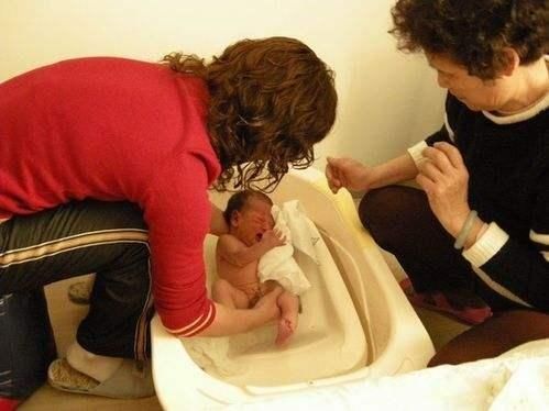 洗澡|宝宝身上再臭再脏，3个时间段也别洗澡，对健康没一点好处