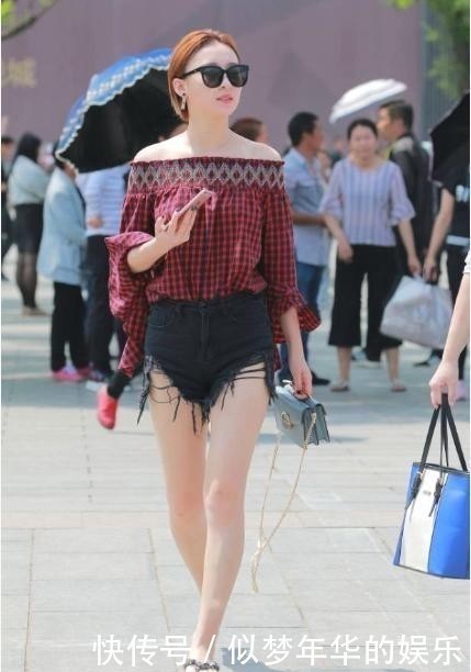 红色一字肩T恤搭配黑色牛仔裤,高腰设计,不仅显瘦还百搭