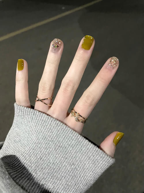 夏日色彩太平淡？那给指尖来点“绿”吧