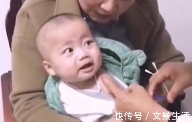 护士|宝宝打针作势要哭,看到漂亮护士姐姐之后笑脸相迎,网友小伙子有前途