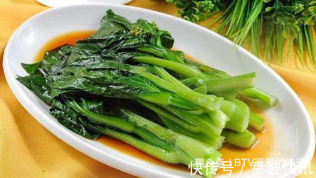 炒青菜也有窍门！4个点要记牢，出锅不发黄、有卖相，孩子愿意吃