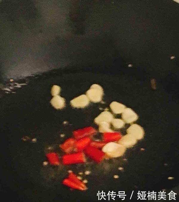 炒茄子还在加酱油?换成“它”,茄子一点不黑,不油更入味