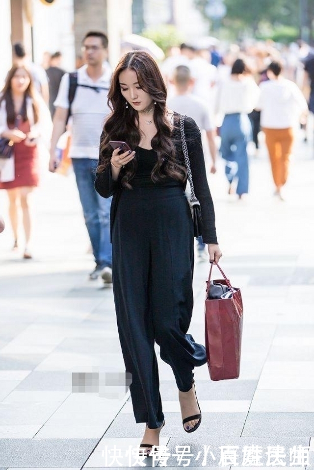 路人街拍,美女选择了一件一字肩的翻领衫,看上去更加优雅大方