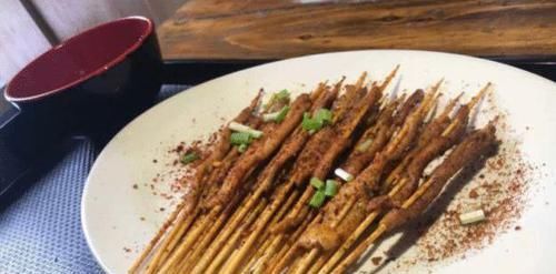 开心|老板希望你多拿的烧烤食物,越拿多越开心,你以后还买吗