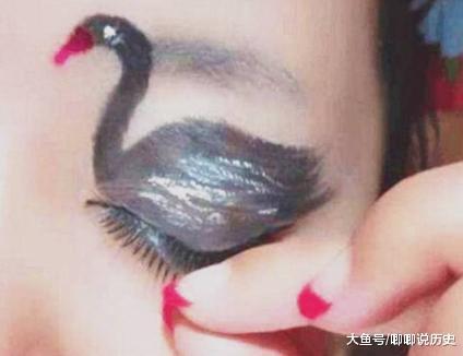 女子在眼皮画出黑天鹅，当她眨眼睛的时候，美丽动人