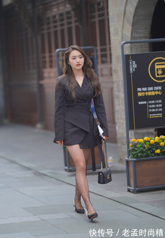 御姐 清新“御姐”的通勤穿搭,西装搭配“网袜”,轻松“胜人一筹