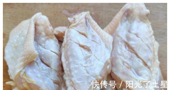 红烧|鸡翅还在红烧教你一招,不炸不炖也不炒,好吃到根本停不下来!